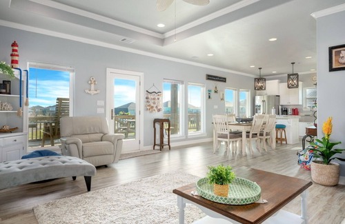 Port Bolivar House | Big Chill - Super cute with outdoor bar, cargo lift, minutes to the beach!