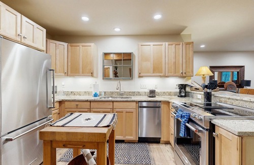 Bigfork House | Big Fork rustic loft cabin with forest views, WiFi, 5 miles to Flathead Lake