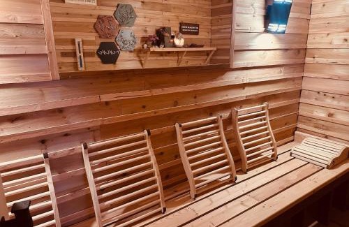 Big Lake Villa | Big Lake Alaska Cozy Cub Cabin with Private Hot Tub & Sauna