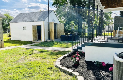 Buechel House | ‘Big’ Little Farmhouse w Hot Tub- 4bd