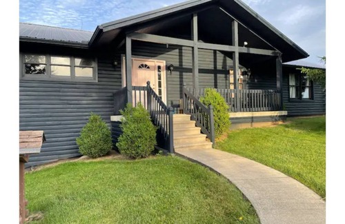 Summit Station Cabin | Big Log Cabin 3 miles Denison & Granville. Farm views.
