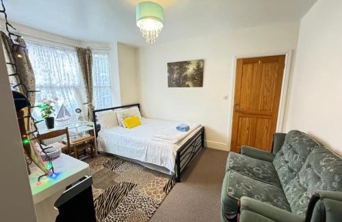 Eastleigh House | Big Private Room In Town Centre