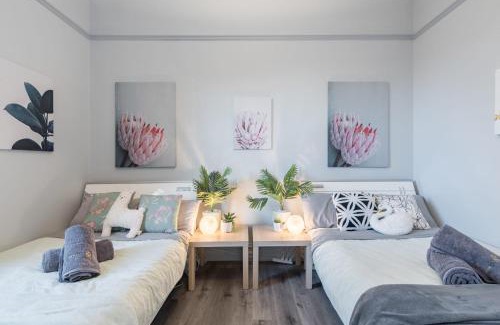 Burwood House | Big Quadruple Room - Nearby Station and Park - Close to Chinatown - Shared Bathroom