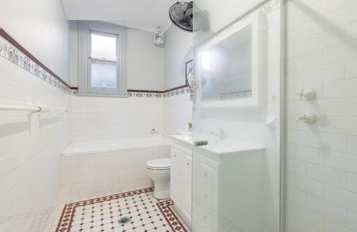 Burwood House | Big Quadruple Room - Nearby Station and Park - Close to Chinatown - Shared Bathroom
