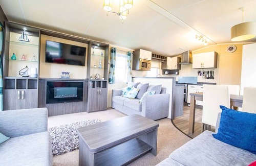 Camber Villa | Big Skies Platinum+ holiday home WiFi, Netflix