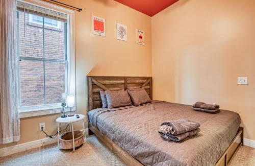 Metropolitan Apartment | Big Yard, BBQ - Near DT, Starland & River St - Parking