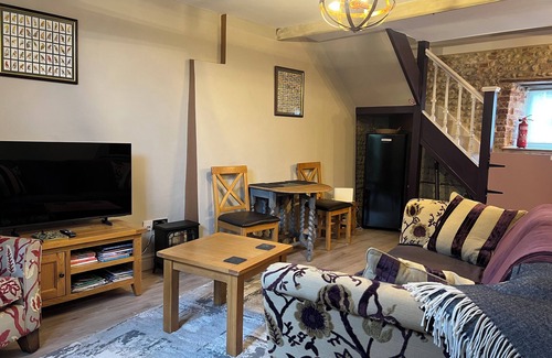Holt Cottage | Bijou Bolthole in Blakeney for 2,parking,patio,lawn & close to Quay,pubs & shops