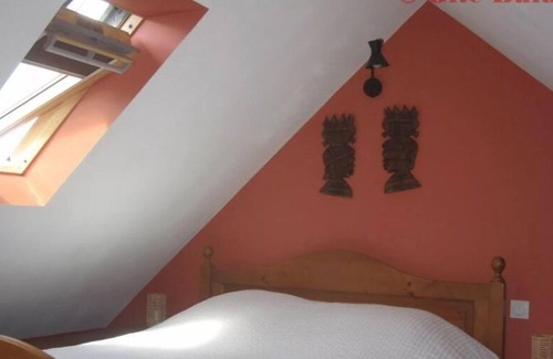 Gouezec Apartment | Bike or walk along the Nantes Brest Canal