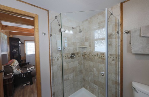 Talkeetna Cabin | Birch Cabin Ensuite with Shower-Queen