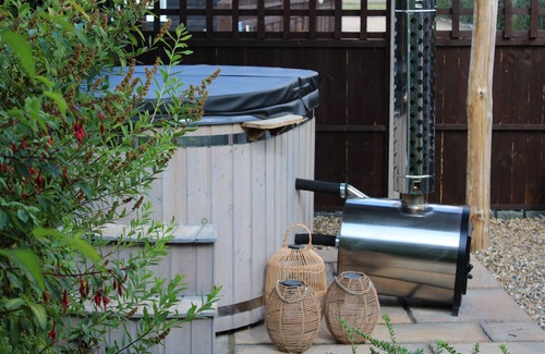 Harrietsham Cottage | Birch Cottage with wood-fired hot tub.