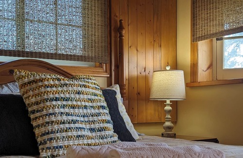 Innisfil Cabin | Bird Haven Log Cabin, Unique, charming and close to Lake Simcoe.