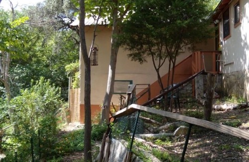 Kerrville Cottage | 'Bird's Nest Guest Cottage' Guadalupe River - Dog Friendly (Dog fee $15/night)