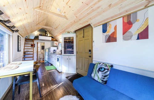 Eugene House | Birdhouse: country living close to everything