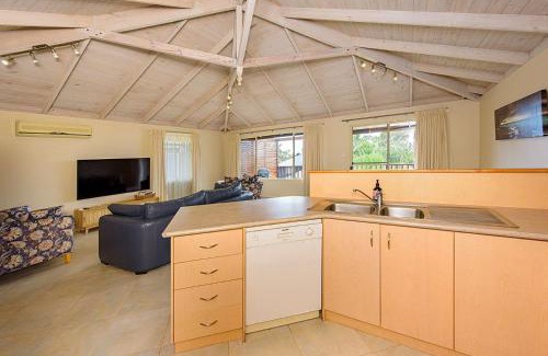 Dunsborough House | Birds Nest Tranquil Retreat in Old Dunsborough