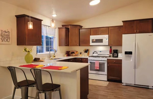 Redmond House | Birdsnest Rest Downtown Redmond OR! Walk to restaurants, breweries and shopping!