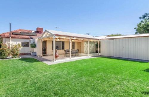 Manningham Villa | Birkinshaw Villa (3 Bedroom with Parkings)