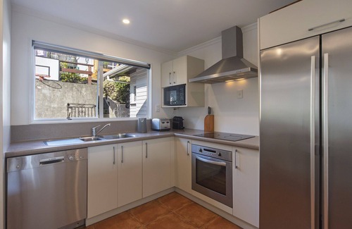 Nelson House | Bisley Holiday House overlooks Nelson’s beautiful Tahunanui