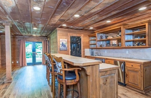 Helen Cabin | Bison View Lodge -Epic Views | Hot Tub | Pickleball Courts