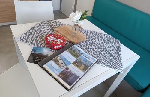 Lauwersoog Ski Chalet | BJ Chalets - Robbengat 85 - Gezellige chalet op vakantiepark Lauwersoog! Vroege incheck! MET AIRCO!