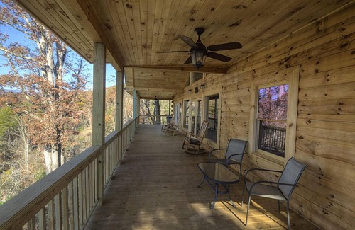 Bryson City Cabin | Black Bear Lodge Great Smoky Mtns, Hot Tub, Polar Express, King Bed, WiFi