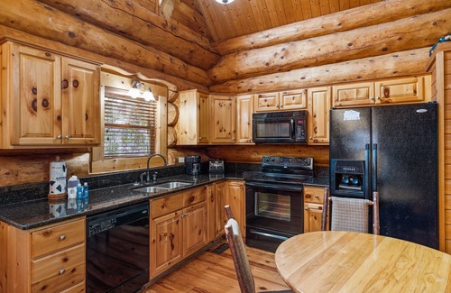 Gatlinburg Cabin | Black Bear Lodge: Mountain-view Log Cabin Only 3 Miles from Downtown Gatlinburg