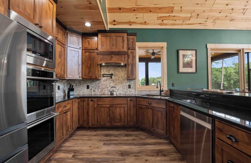 Lake Norman of Catawba House | Black Bear Lodge by AvantStay | Lakefront, Dock, Pool, Theater | Sleeps 20+