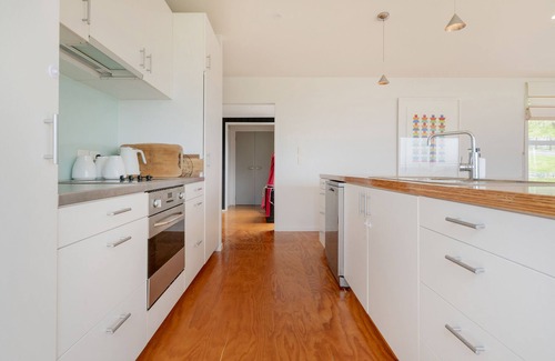 Kuaotunu House | Black House Lookout - Kuaotunu Holiday Home