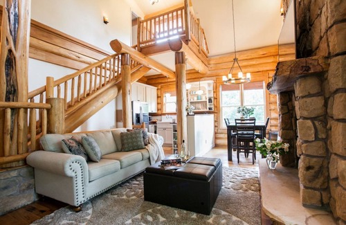 Black Mountain Cabin | Black Mountain Log Cabin | Secluded, Pet-friendly 3BD with Hot Tub & Views!