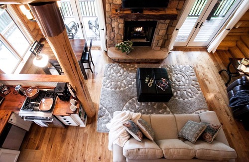 Black Mountain Cabin | Black Mountain Log Cabin | Secluded, Pet-friendly 3BD with Hot Tub & Views!