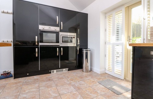 Boscundle Cottage | BLACK ROCK, pet friendly, with hot tub in St. Austell