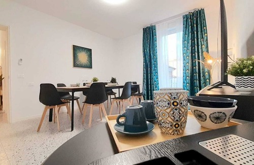 Marina Centro House | Black room with private bathroom