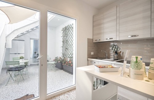 Marina Centro House | Black room with private bathroom