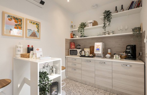 Marina Centro House | Black room with private bathroom