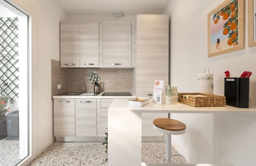 Marina Centro House | Black room with private bathroom