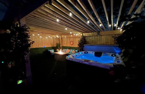 Taylor Berry House | Blacklight in the Bluegrass | Hot Tub
