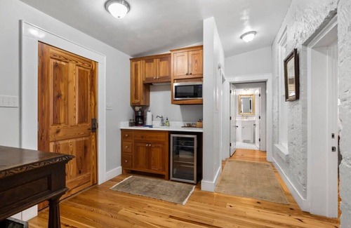 Fredericksburg Villa | Blacksmith Quarters on Barons Creek