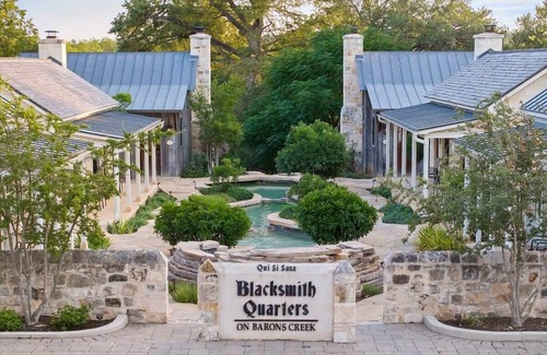 Fredericksburg Cabin | Blacksmith Quarters: The Betty 1 Bd|Hot Tub