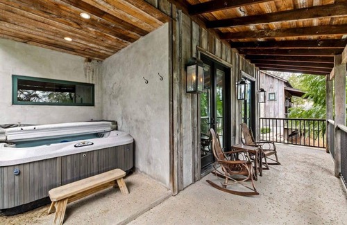 Fredericksburg Cabin | Blacksmith Quarters: The Carl Cottage|DT|Hot Tub