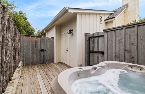 Fredericksburg Cabin | Blacksmith Quarters: The Octavia|1 Bd|Hot Tub