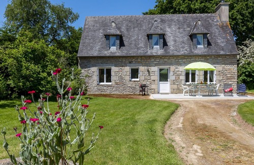 Sizun House | Blaue Hortensie by Interhome