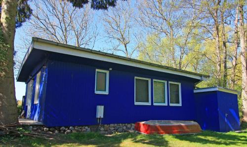 Klein Labenz House | Blauer Bungalow am See mit Boot