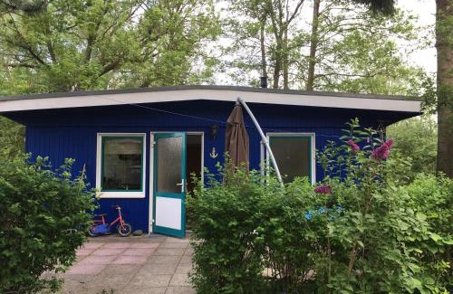 Klein Labenz House | Blauer Bungalow am See mit Boot