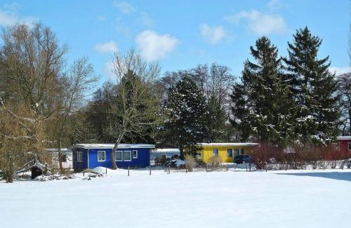 Klein Labenz House | Blauer Bungalow am See mit Boot