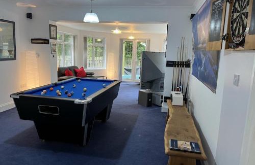 Blaydon on Tyne Apartment | BlaydonBurn - Sleeps 4 5 - Parking - HotTub - Yard