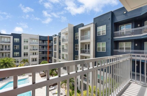 Courier City - Oscawana Apartment | Bleecker 1-430 · Luxury king suite - POOL - GYM - FREE parking - H