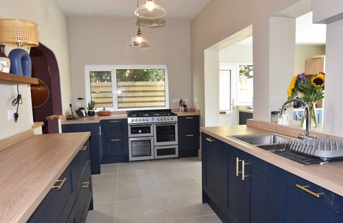 Freshwater Bay Villa | Blenheim House a seaside home for 12