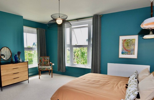 Freshwater Bay Villa | Blenheim House a seaside home for 12