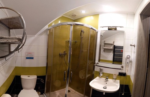 Nadarzyn Hotel | Blisko Warszawy! Przytulny pokój na poddaszu z łazienką
