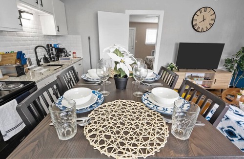 Central Arlington Apartment | Blissful 1BD:AT&T Walkable, Modern & Ground-Level!