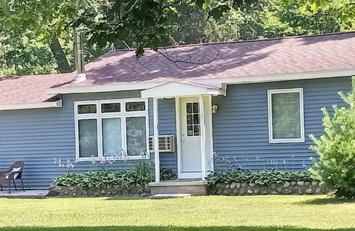 South Haven Cottage | Block from Van Buren Park Dunes, mins Downtown South Haven, clean, family